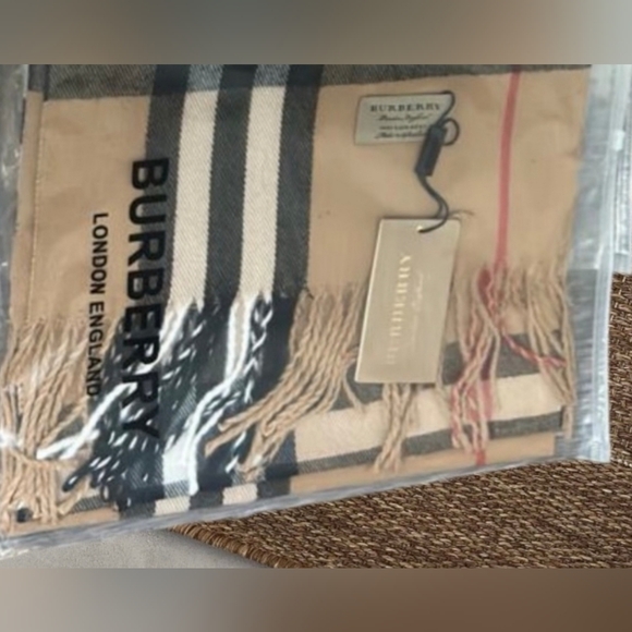 BURBERRY Scarf - Picture 3 of 3